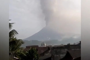 Výbuch sopky, Indonézia