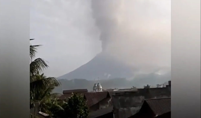 Výbuch sopky, Indonézia