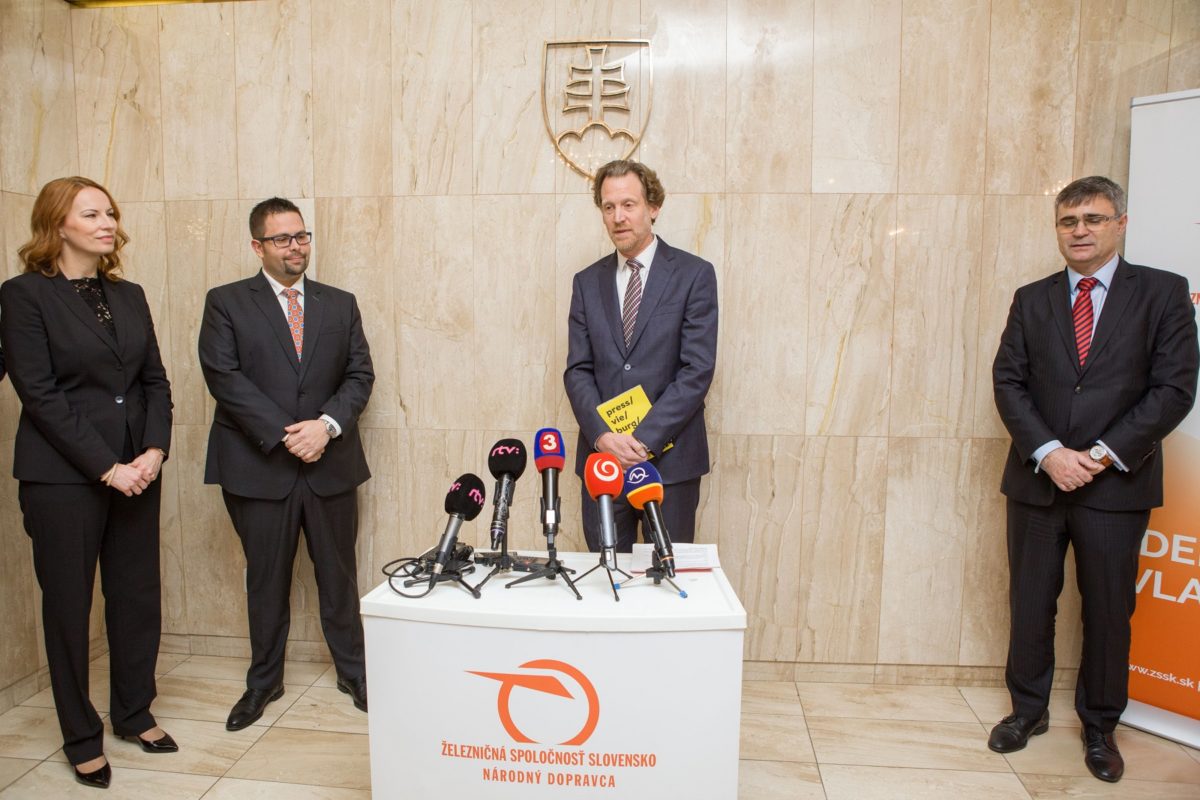 Zlava michaela huber clenka predstavenstva obb_ filip hlubocky predseda predstavenstva a generalny riaditel zssk_ carl helfried velvyslanec rakuska v sr_ peter misik velvyslanec sr v rakusku.jpg