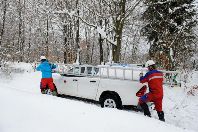 POČASIE: Vietor a sneh spôsobujú výpadky elektriny