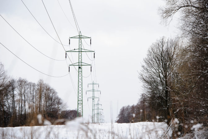 POČASIE: Vietor a sneh spôsobujú výpadky elektriny