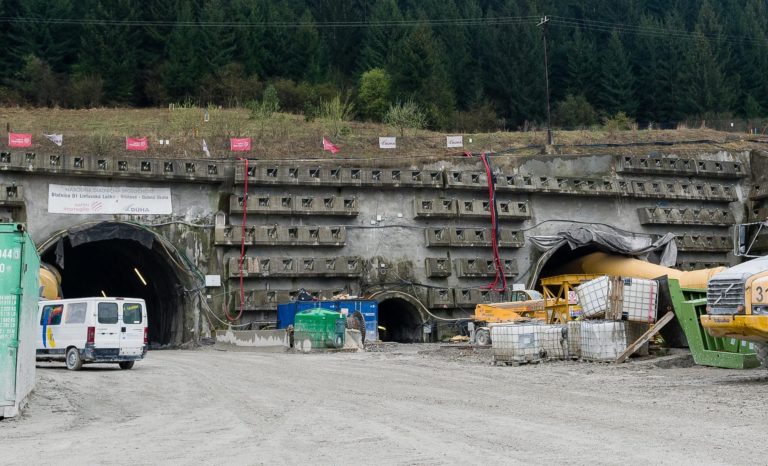 výstavba diaľnice D1, tunel Višňové