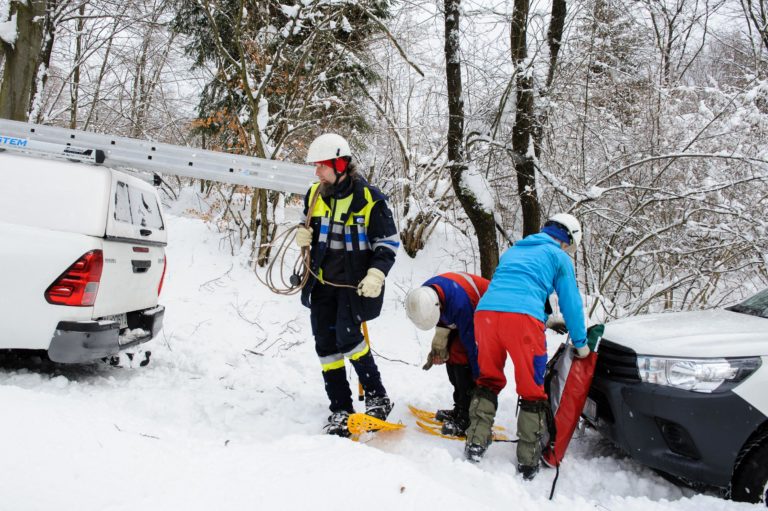 POČASIE: Vietor a sneh spôsobujú výpadky elektriny