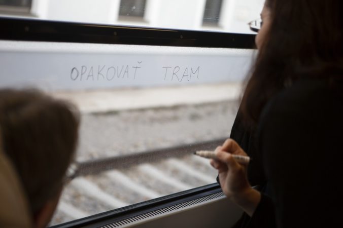 Cestujuci mohli na okna vlaku napisat svoje novorocne zelania. foto_julia tibenska.jpg