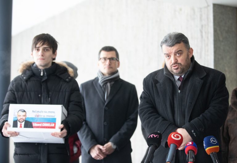 Eduard Chmelár odovzdal petičné hárky