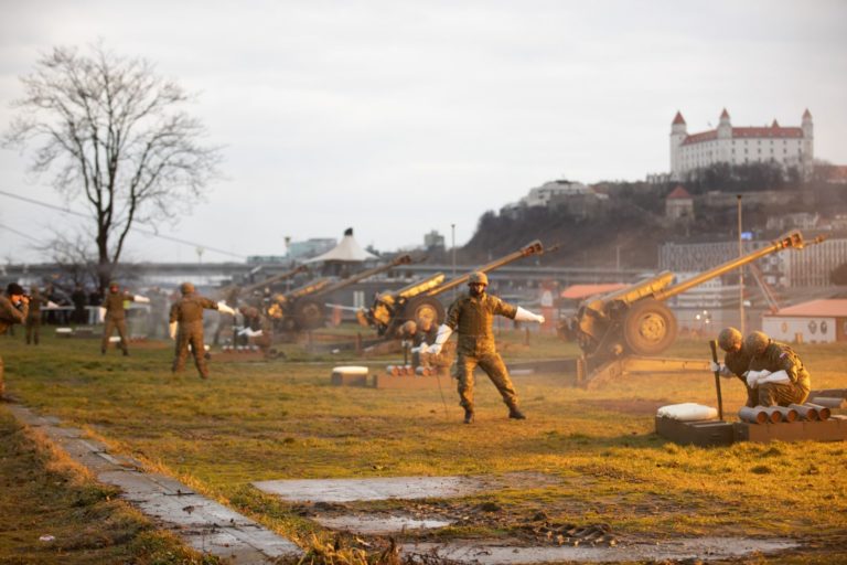 Vypálenie 20 novoročných delostreleckých sálv