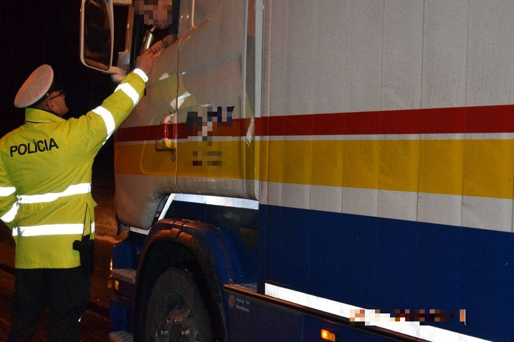 POLÍCIA: Kamionista prekročil rýchlosť a nafúkal