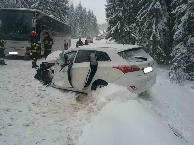 nehoda, auto, autobus, Oravská Polhora