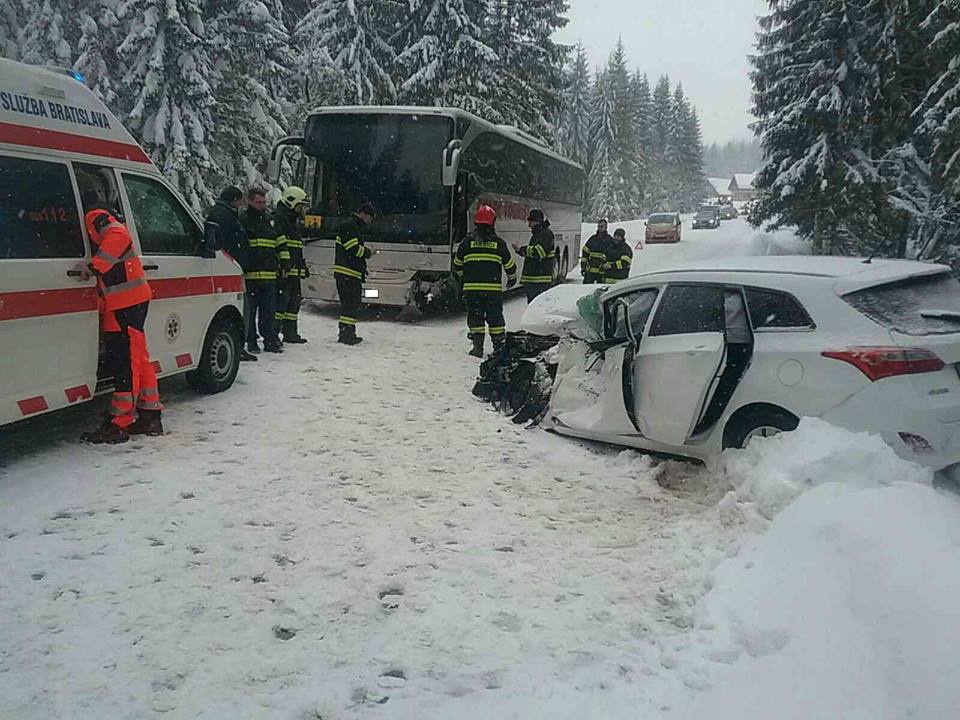 nehoda, auto, autobus, Oravská Polhora
