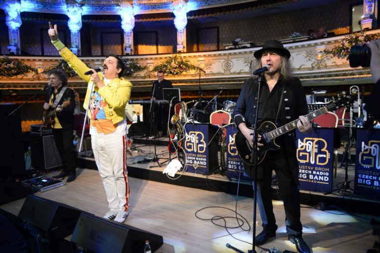 19. Ples v opere, Queenmania