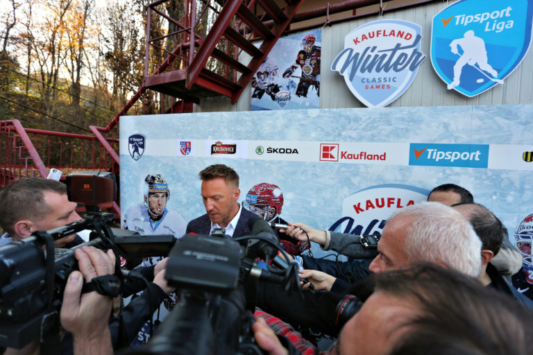 Prípravy pred Kaufland Winter Classic Games