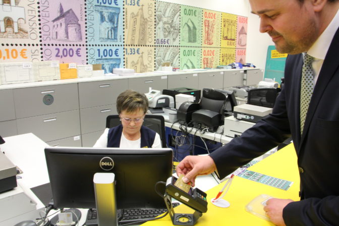 Generálny riaditeľ Slovenskej pošty Peter Helexa skúša platbu kartou na pošte v Bratislave.