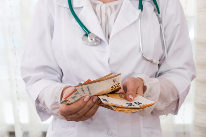 doktorka, zdravotná sestra, peniaze