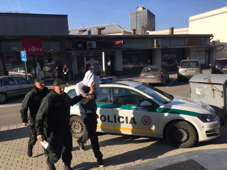 POLÍCIA: Chytila mladíka so zásobou rôznych drog