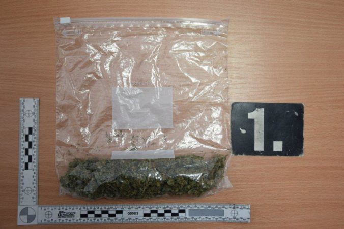 POLÍCIA: Chytila mladíka so zásobou rôznych drog