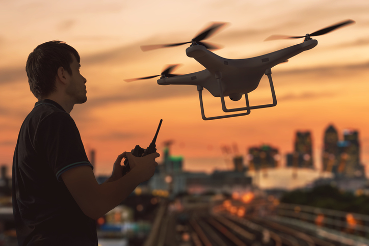 dron, muž