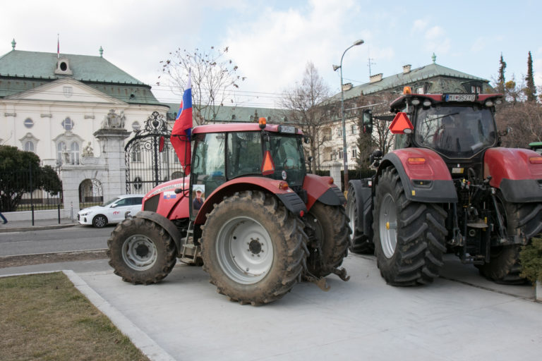 VLÁDA: Premiér pozval protestujúcich farmárov