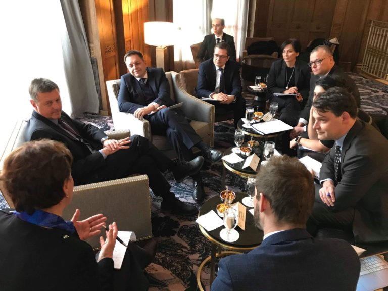 Foto z rokovania s namestnikom ministra financii zodpovedneho za agendu g7 a g20 robom stewartom.jpg