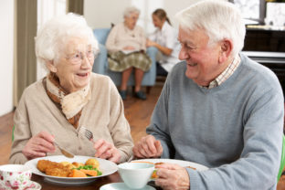 Seniori, dôchodcovia, obed, obedy