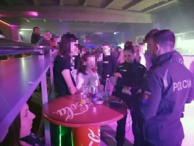 opitý tínedžeri, polícia SR