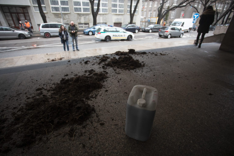 PROTEST: Farmári vysypali hnoj pred ministerstvo