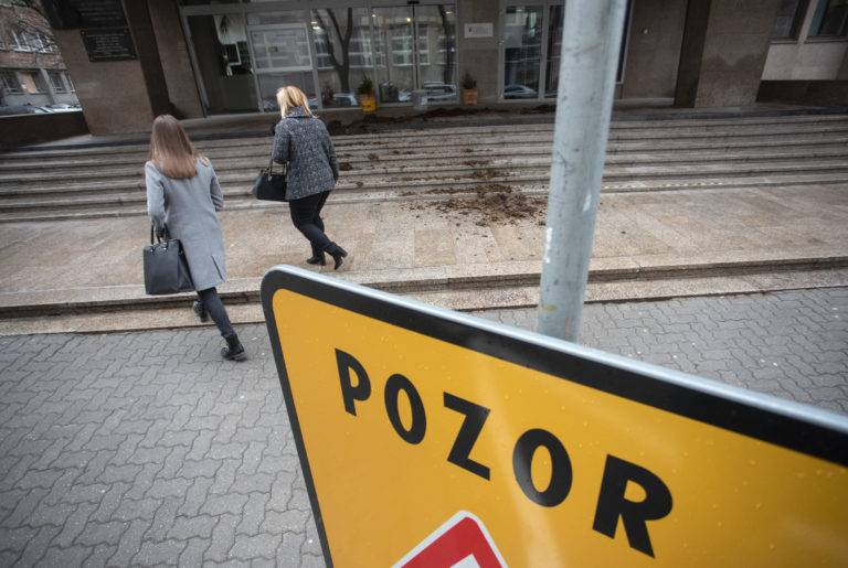 PROTEST: Farmári vysypali hnoj pred ministerstvo