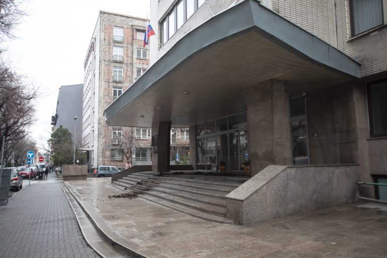 PROTEST: Farmári vysypali hnoj pred ministerstvo