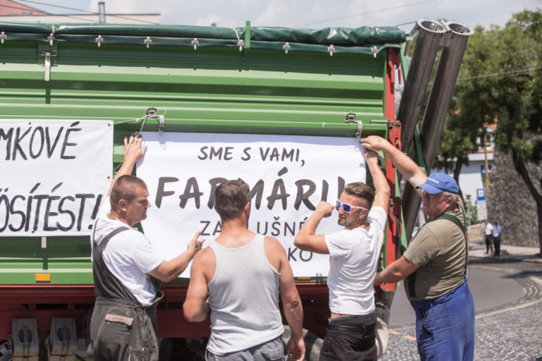 PROTEST: Farmári na traktoroch v Bratislave