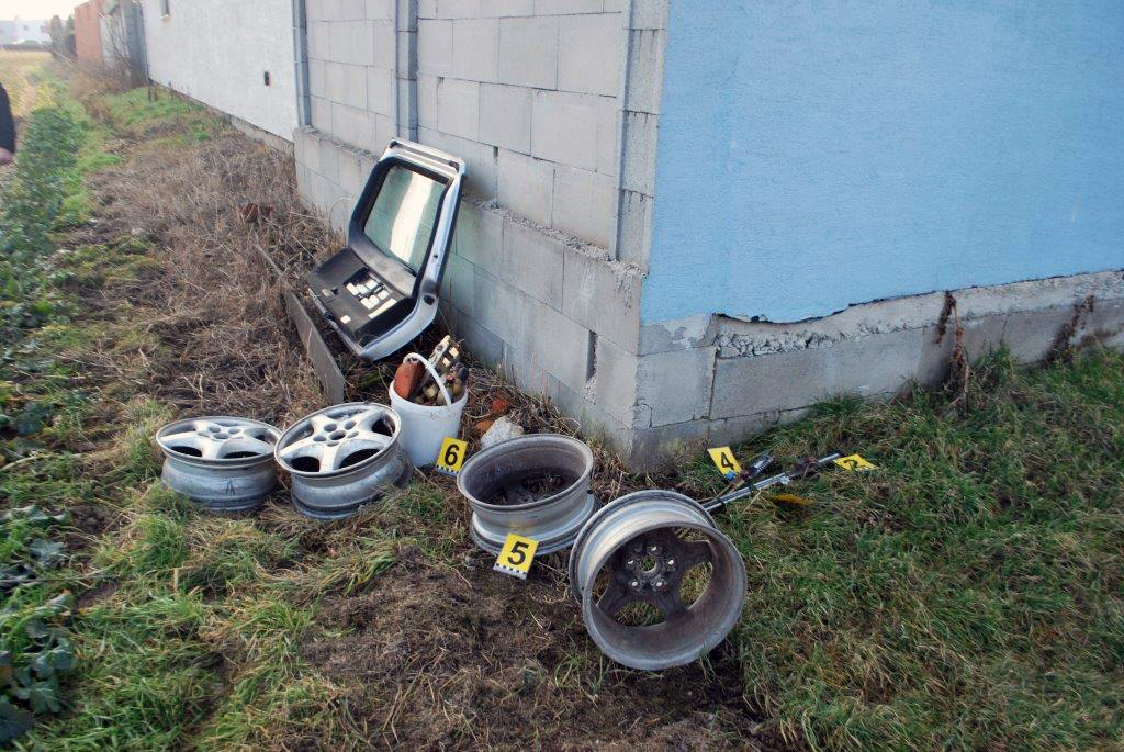 POLÍCIA: Lúpež plynových bômb a autodielov