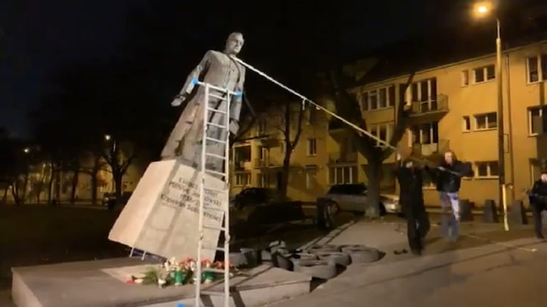 Socha, kňaz