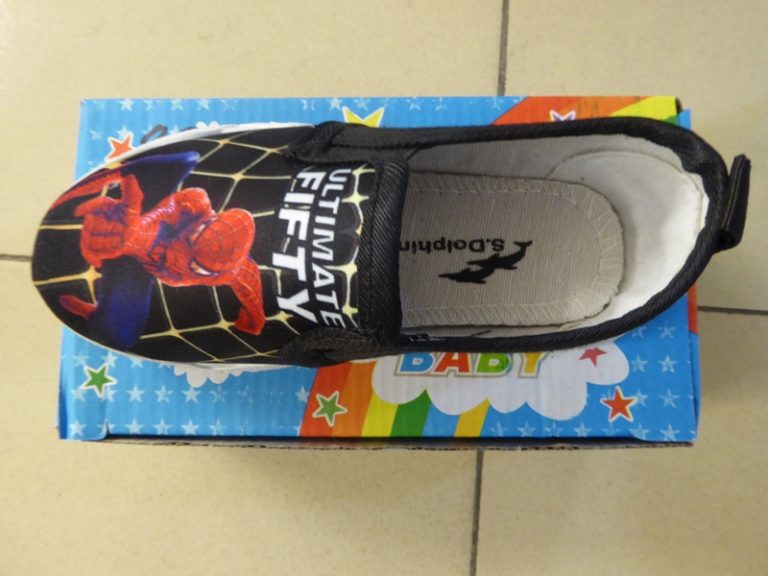 COLNÍCI: Zaistili falzifikáty značkovej obuvi