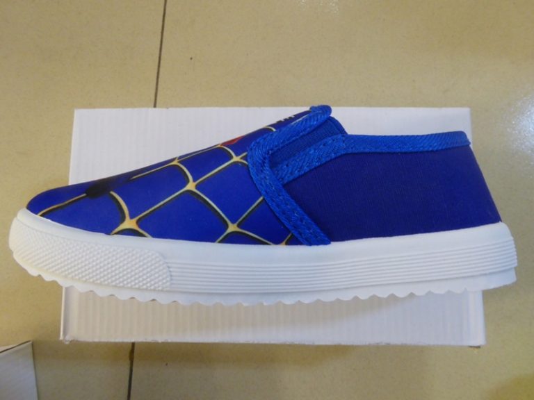 COLNÍCI: Zaistili falzifikáty značkovej obuvi