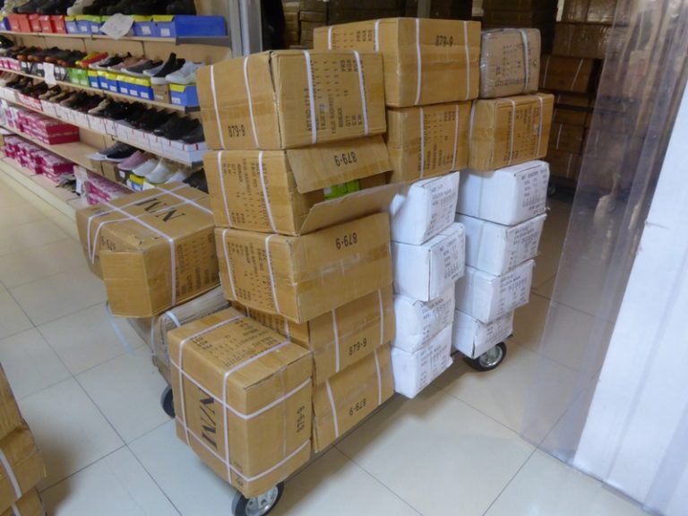 COLNÍCI: Zaistili falzifikáty značkovej obuvi