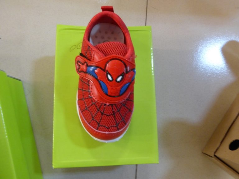 COLNÍCI: Zaistili falzifikáty značkovej obuvi