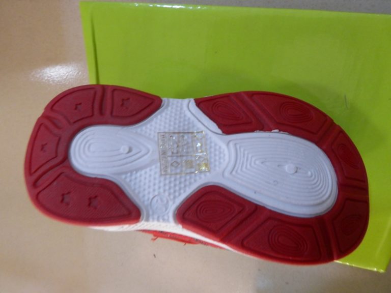 COLNÍCI: Zaistili falzifikáty značkovej obuvi