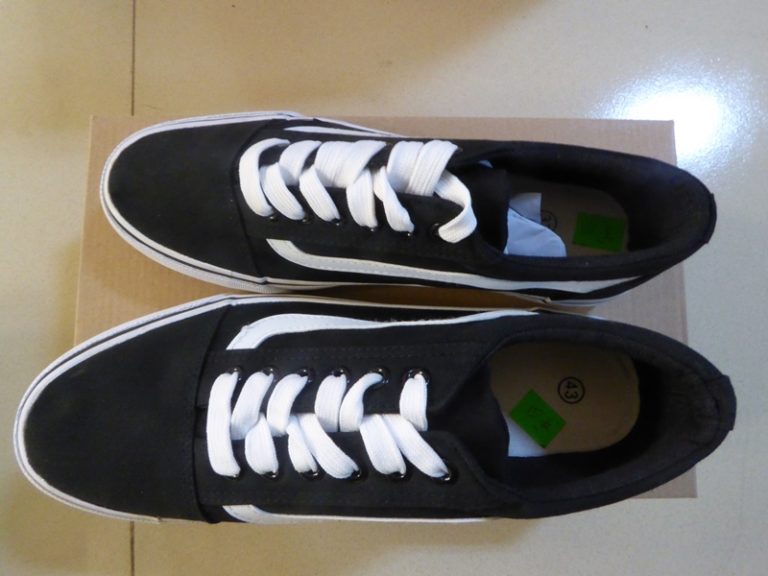 COLNÍCI: Zaistili falzifikáty značkovej obuvi