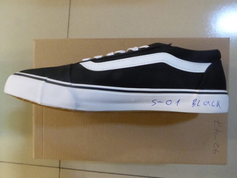 COLNÍCI: Zaistili falzifikáty značkovej obuvi