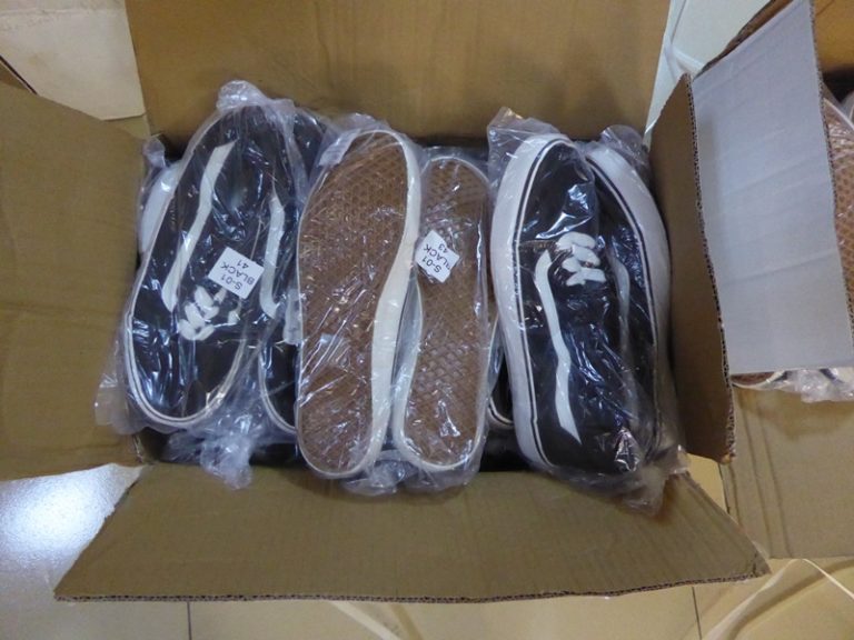 COLNÍCI: Zaistili falzifikáty značkovej obuvi