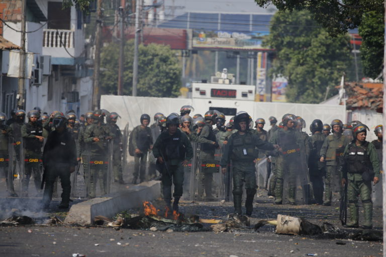 vojaci, protest