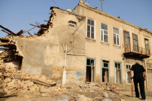 Výbuch, zničená budova