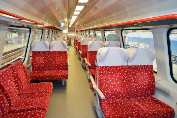 vlak, interiér vlaku,