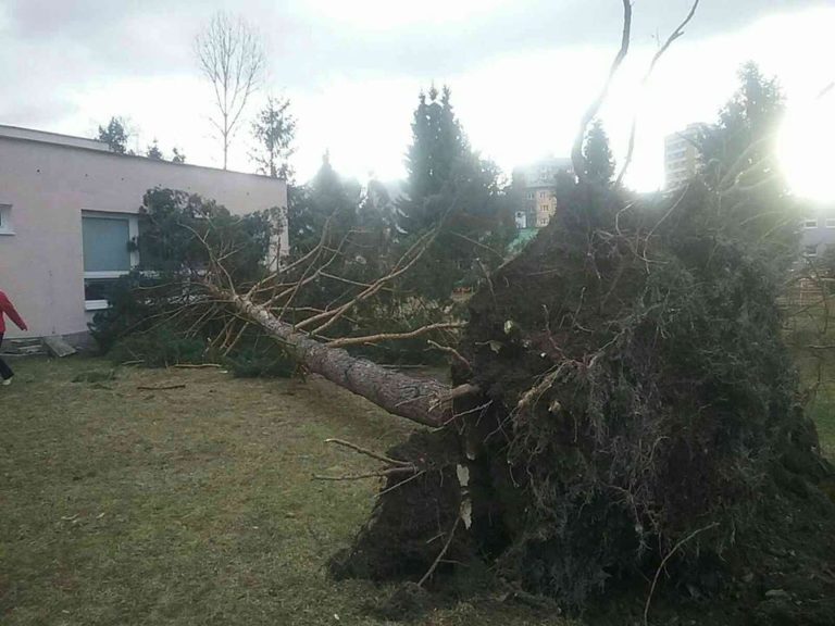 Stredné Slovensko, silný vietor