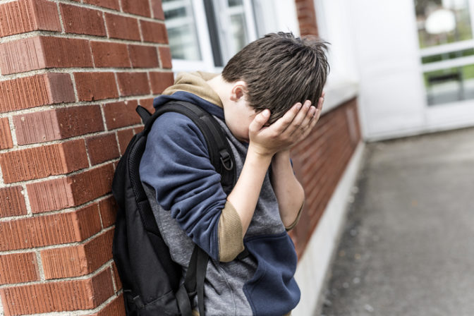 Prežívanie šikanovania výrazne ovplyvňuje osobnostný, sociálny a edukatívny vývin detí a mládeže a súčasne negatívne vplýva na ich telesný a zdravotný stav.