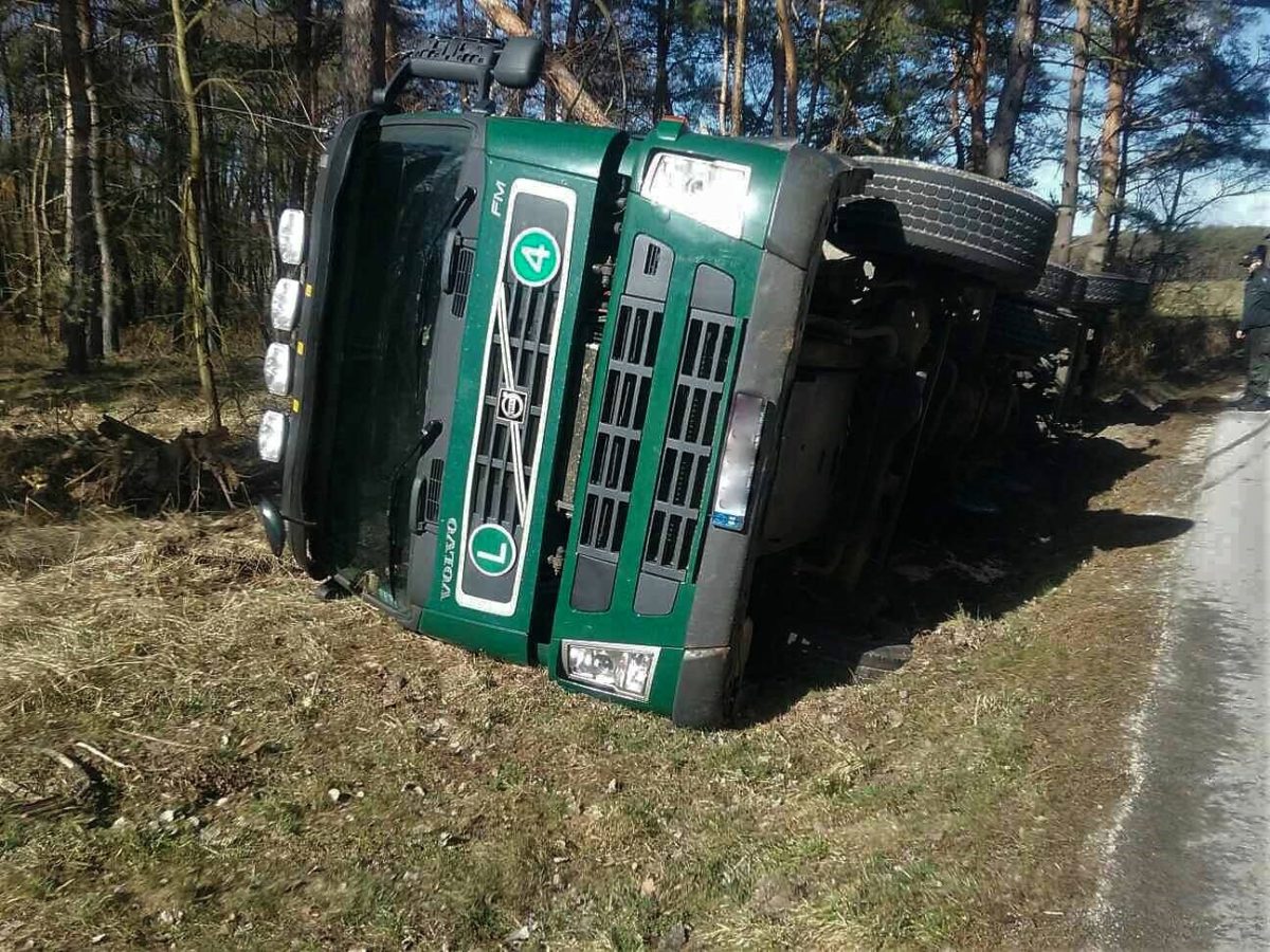 HASIČI: Nehoda kamióna s drevom
