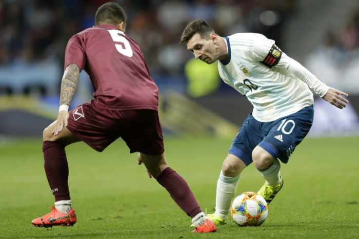 Lionel Messi, Junior Moreno