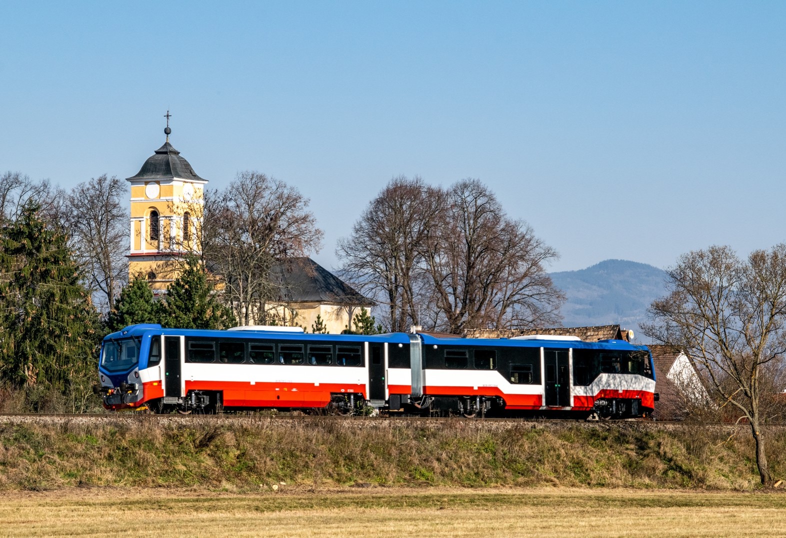 ŽOS Zvolen dodal dva modernizované motorové vlaky do Prahy za tri ...
