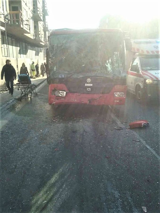 Zrážka autobusu a trolejbusu v Bratislave