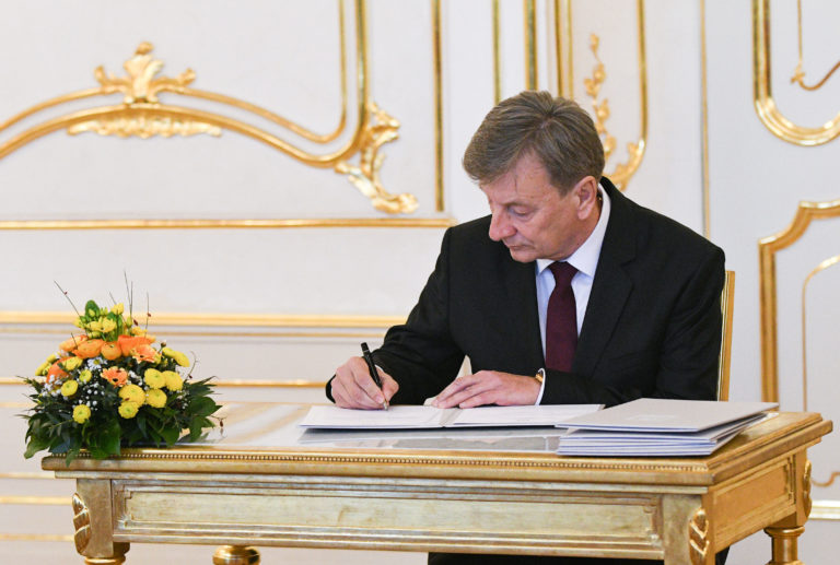 PREZIDENT: Vymenoval sudcov Ústavného súdu SR