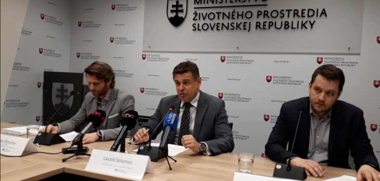 Minister životného prostredia László Sólymos (v stede)