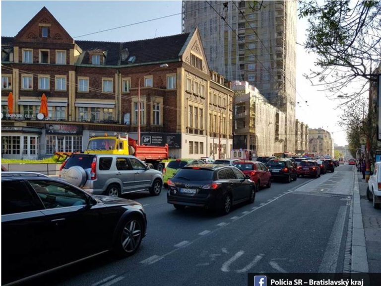 Zrážka autobusu a trolejbusu v Bratislave